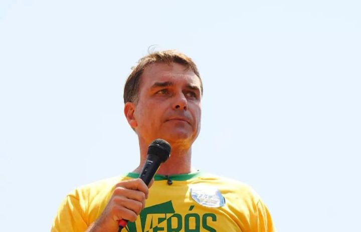 Proibido de deixar o País após decisão de Alexandre de Moraes, Flávio Bolsonaro é intimado pela Polícia Federal a entreg