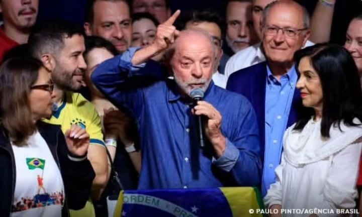 LULA PROMETE MUDANÇAS NO GOVERNO E MAIS INVESTIMENTOS EM EDUCAÇÃO, SAÚDE E SEGURANÇA