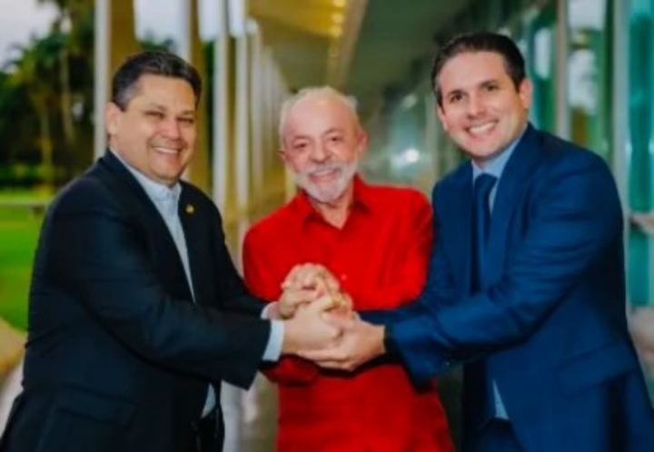 LULA POSTA FOTO AO LADO DE JOGO E ALCOLUMBRE APÓS REUNIÃO NO ALVORADA