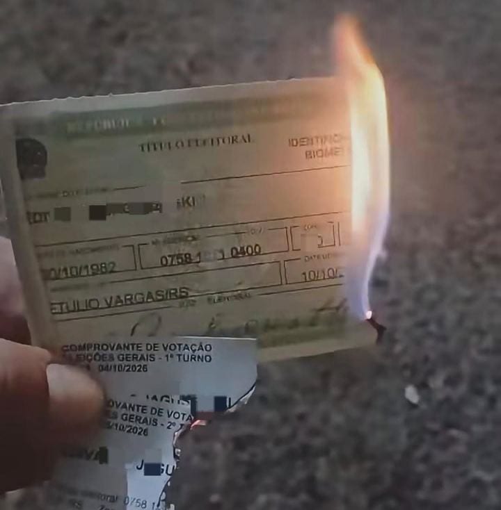 MORADOR DE GETÚLIO VARGAS QUEIMA TÍTULO DE ELEITOR EM ATO DE PROTESTO