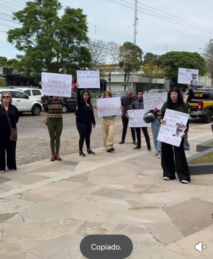 Um pequeno grupo esteve em frente à Câmara de Bento Gonçalves para protestar em relação ao aumento dos salários dos vere