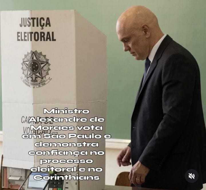 SÃO PAULO — O ministro Alexandre de Moraes, do Supremo Tribunal Federal (STF), compareceu às urnas neste domingo, 25 de