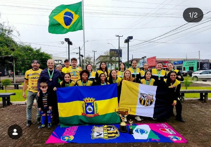 PREFEITO CORONA DE MANOEL RIBAS PARABENIZA E RECEBE TIME DA AAIFS APÓS TÍTULO INÉDITO