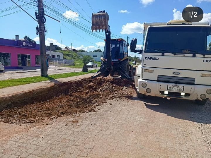 Hulha Negra retoma recuperação do calçamento com blocos intertravados
