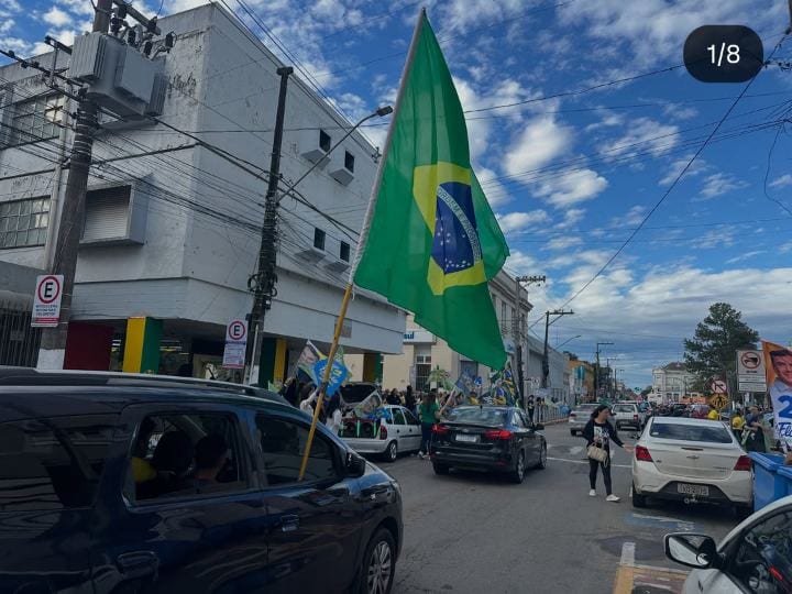 Praça Dr. Fernando Abbott reúne apoiadores de Flávio Bolsonaro e Lula na véspera da eleição