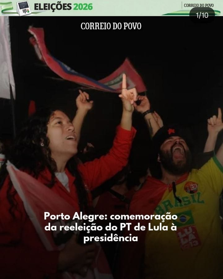 Público reunido no Largo Zumbi dos Palmares, no centro de Porto Alegre, comemora após resultado da reeleição do presiden
