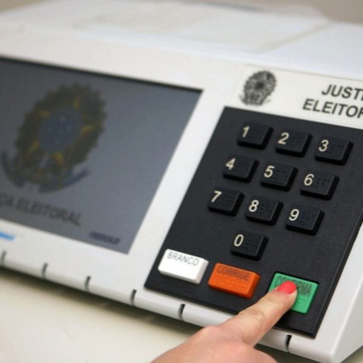 Acompanhante pode ajudar eleitor com deficiência dentro da cabine de votação