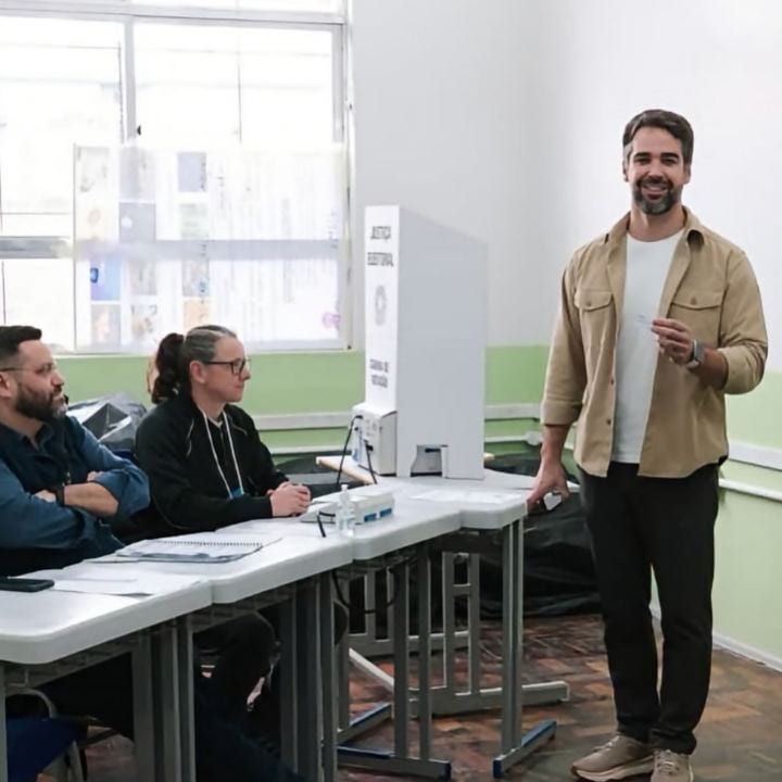 Eduardo Leite votou em Pelotas e disse ter escolhido um “mal menor” no segundo turno.