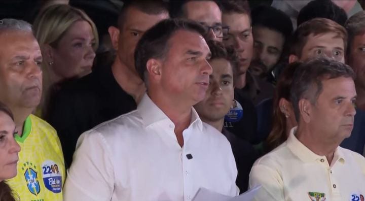 Flávio Bolsonaro anuncia que vai contestar resultado da eleição presidencial e pedir anulação do pleito