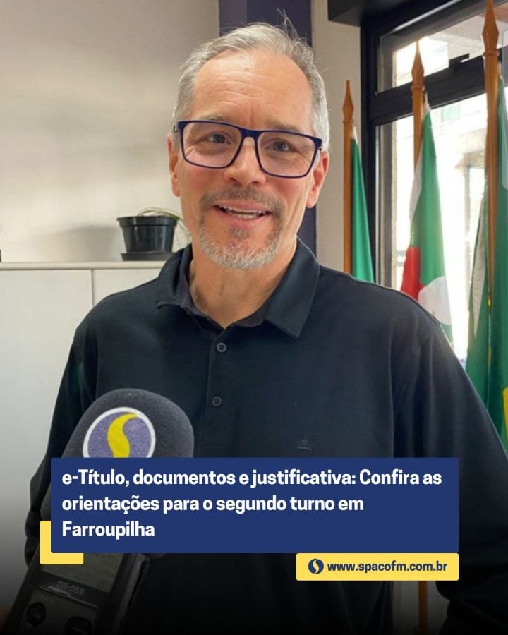 O chefe do Cartório Eleitoral de Farroupilha, Alexandre Bohrer, orienta os eleitores sobre os procedimentos para a votaç
