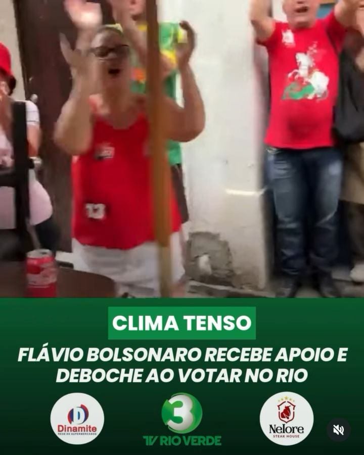 Flávio Bolsonaro (PL) chegou por volta das 8h20 deste domingo (25) à Escola Municipal Barão Homem de Mello, em Vila Isab