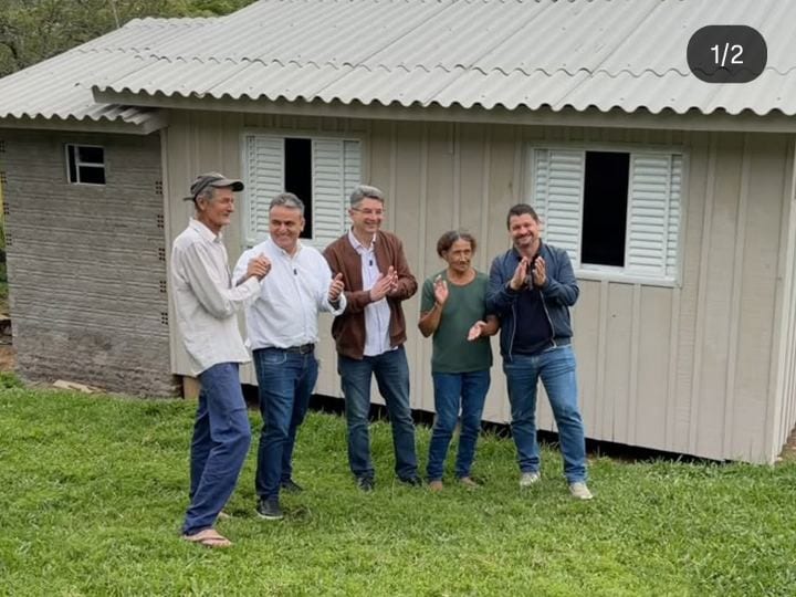 PREFEITURA FAZ ENTREGA DE MAIS UMA RESIDÊNCIA PARA FAMÍLIA DE SOLEDADE