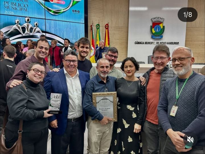 Prêmio Servidor Público Municipal entregue ao engenheiro Eleodoro Antonio Escandiel.