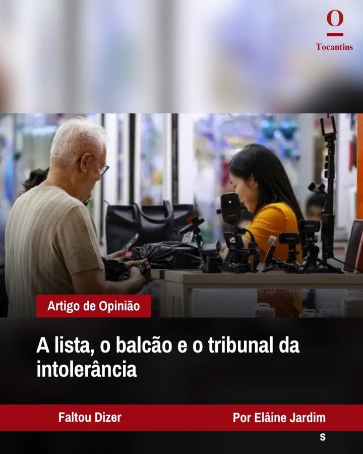 Uma pessoa entra numa loja, compra um produto e vai embora.