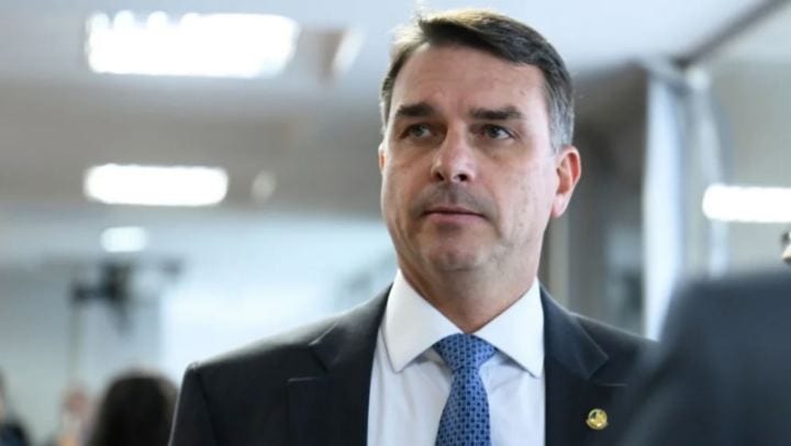FLÁVIO BOLSONARO FICARÁ SEM CARGO PÚBLICO E SEM FORO APÓS 24 ANOS