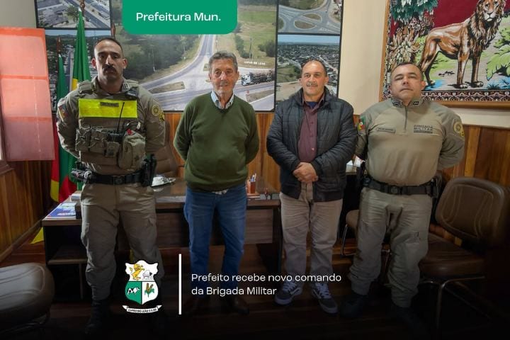 O prefeito Vilmar Schmitt recebeu uma visita de cordialidade de representantes da Brigada Militar, que estiveram no Exec