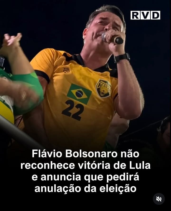 O senador Flávio Bolsonaro (PL) afirmou, na noite deste domingo (25/10), que não reconhece a vitória do presidente Luiz