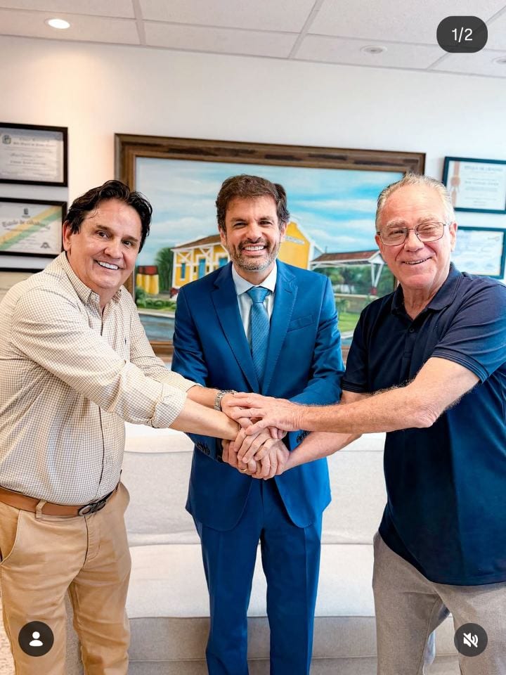 Recebendo os amigos no gabinete: o deputado estadual eleito e ex-prefeito de Rio Verde, Paulo do Vale, e o deputado esta