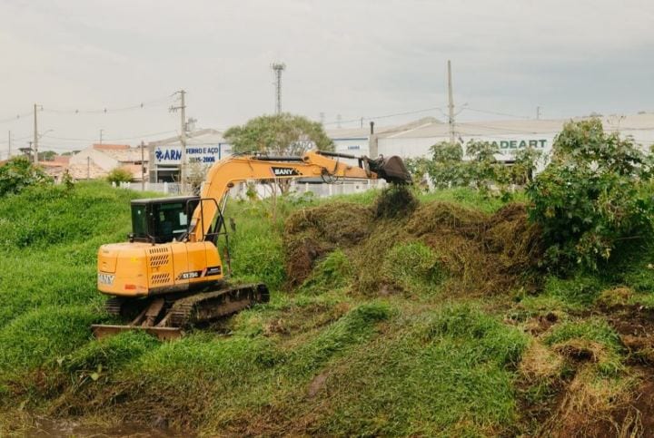 Serviços de manutenção buscam melhorar o escoamento das águas pluviais e reduzir os riscos de alagamentos em diferentes