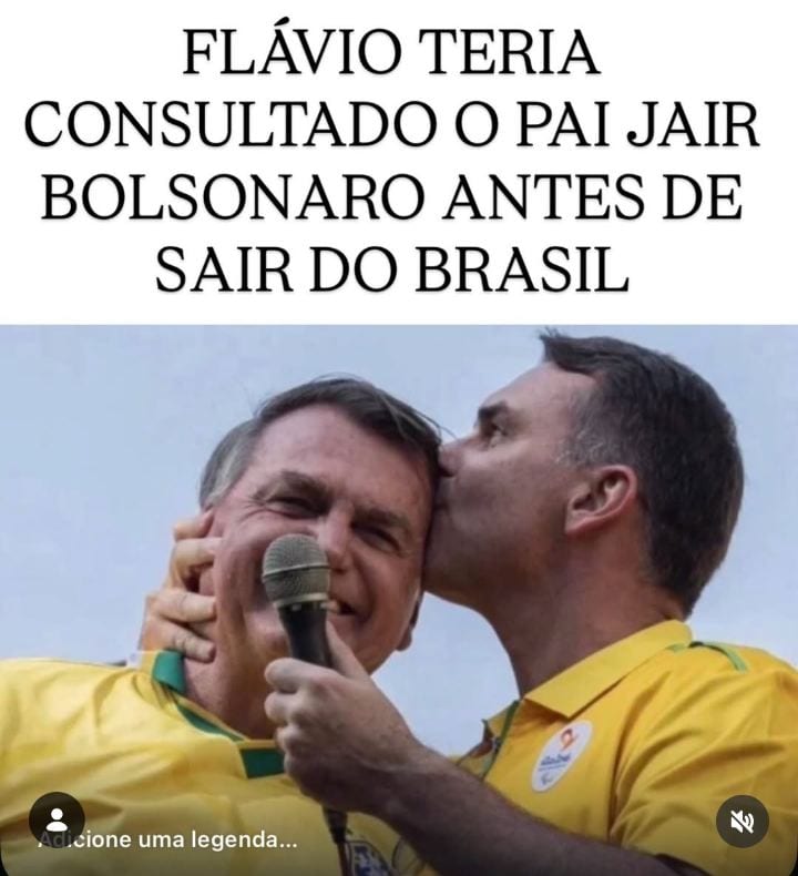 O senador Flávio Bolsonaro (PL-RJ) teria consultado o pai, o ex-presidente Jair Bolsonaro, antes de recuar da intenção d