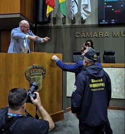 Albrecht chama Robaina de “ateu, abortista, comunista e do mal” em sessão da Câmara
