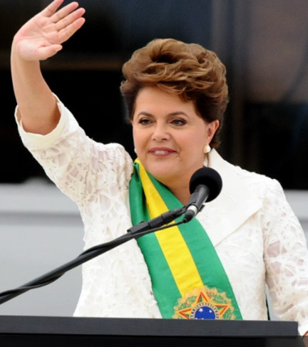 Dilma é lembrada, homenageada, defendida... só não aparece na campanha