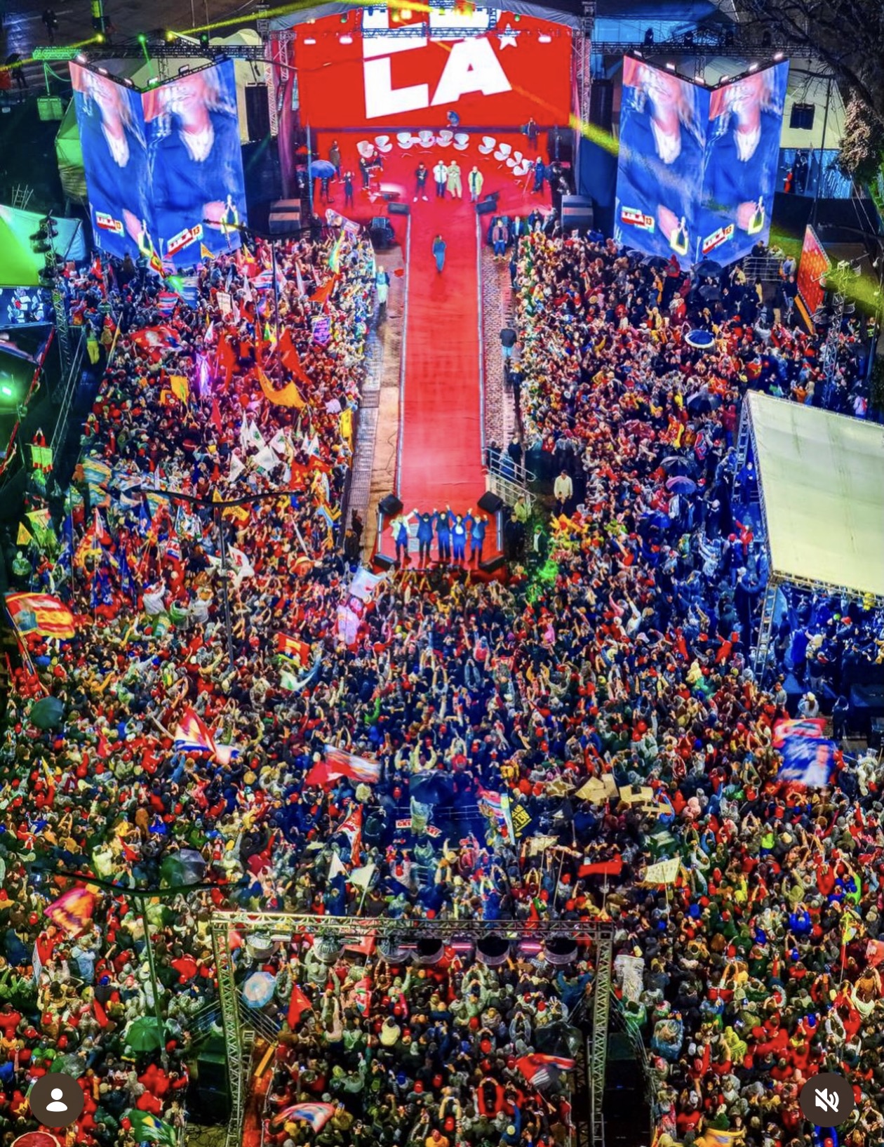 Sob chuva, Lula reúne multidão no Largo Glênio Peres
