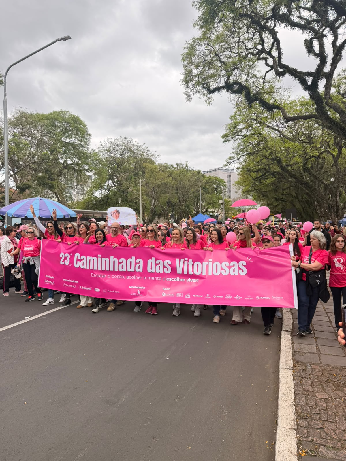 Primeira-dama Joyce Zucco caminha com mulheres vitoriosas contra o câncer de mama em Porto Alegre