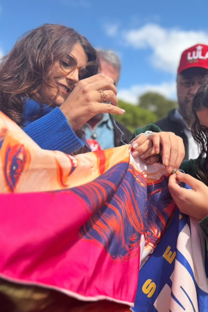 Manuela aciona governo e Prefeitura por imagens de vandalismo contra campanha