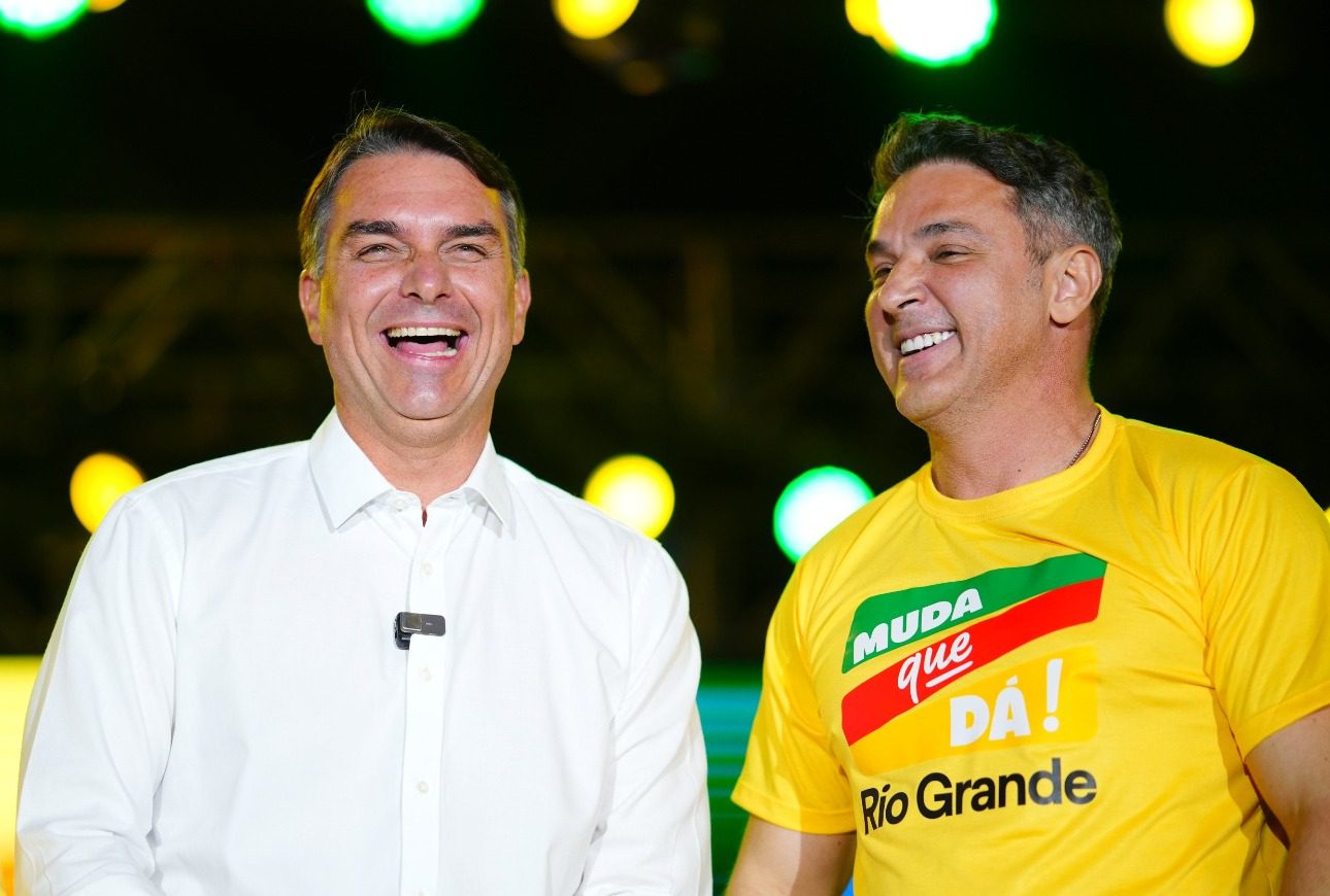 Nem a chuva para Zucco: governador eleito lidera motociata por Flávio em Porto Alegre na véspera da eleição