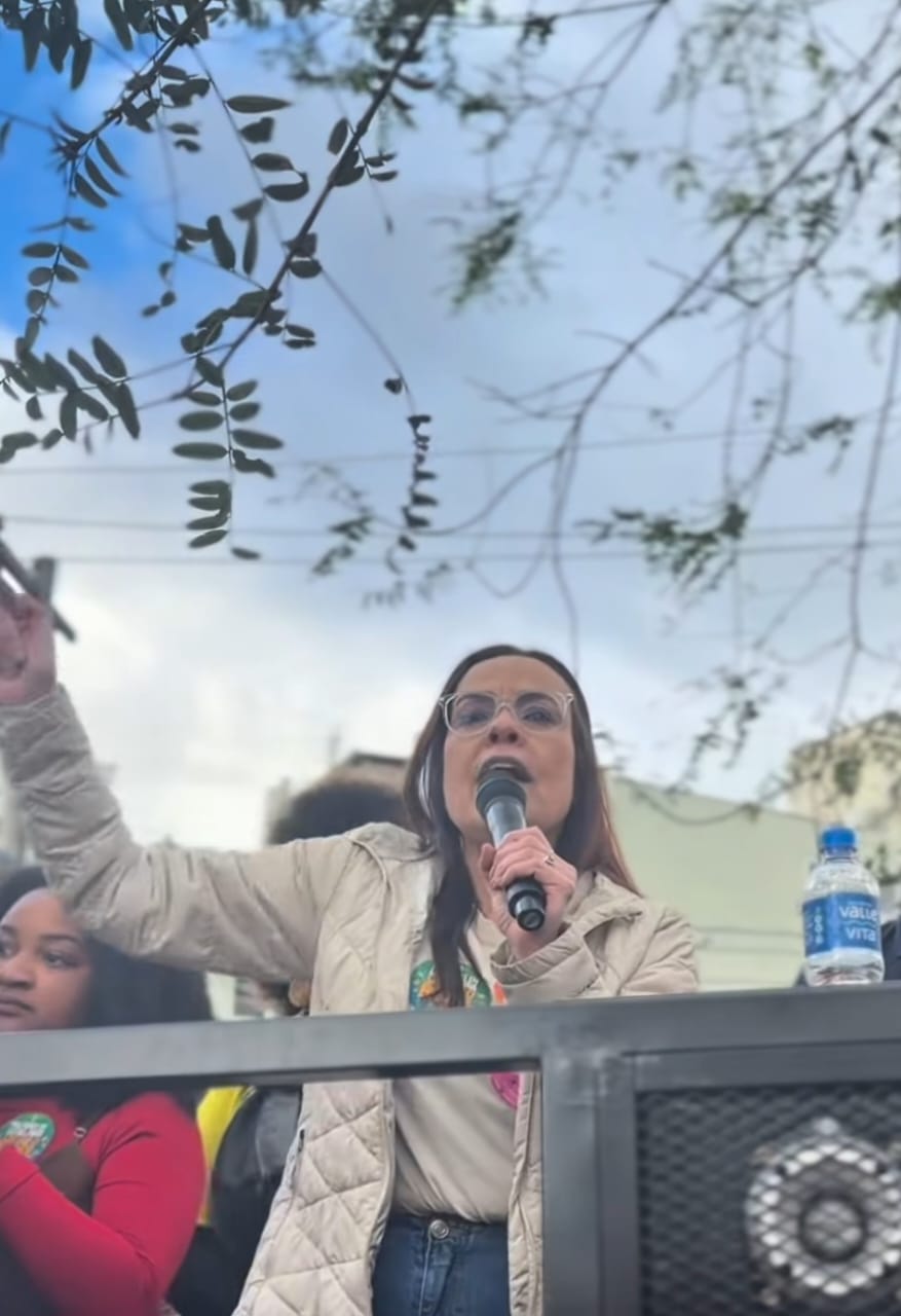 Derrotada nas urnas, Juliana Brizola sobe no palanque de Lula e ataca os Bolsonaros: “vigaristas”