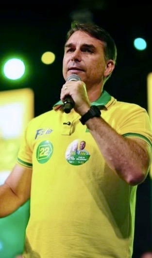 Flávio Bolsonaro tem 45% dos votos válidos no RS e aparece à frente de Lula, com 42%