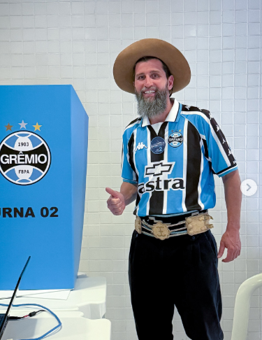 Futebol e política não se misturam? A arquibancada conta outra história
