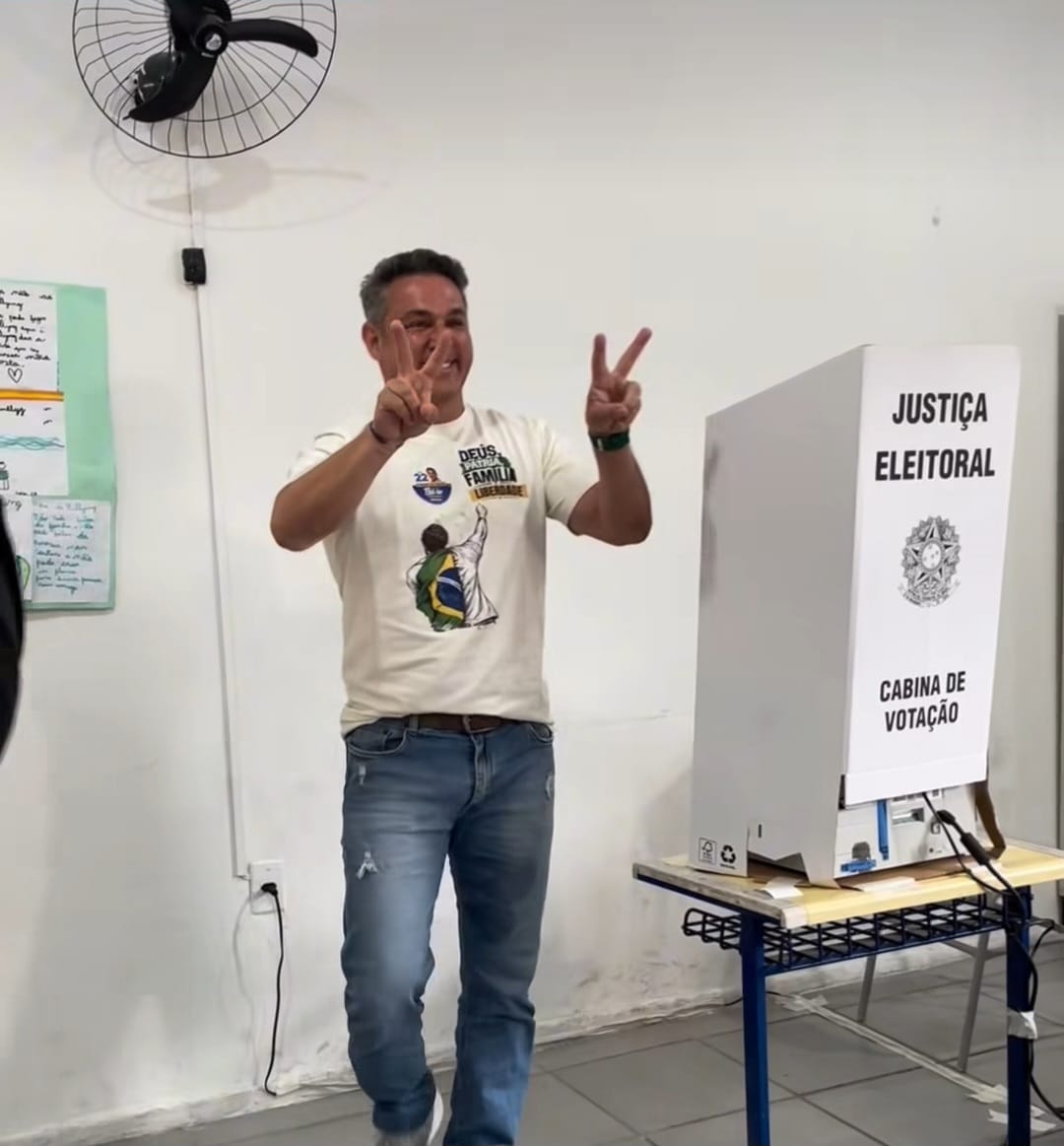 Governador eleito Luciano Zucco vota em Porto Alegre e declara confiança na vitória de Flávio Bolsonaro
