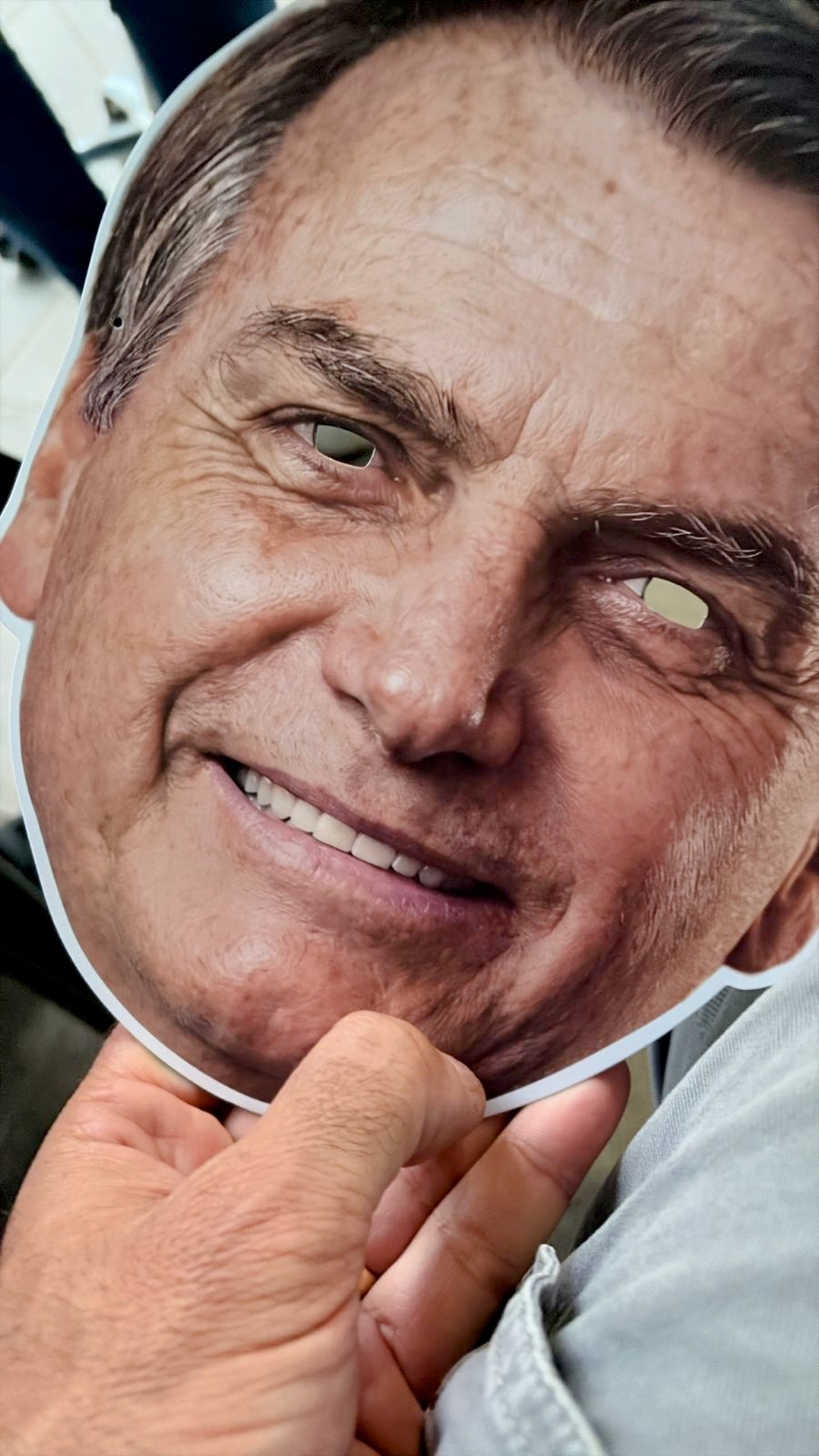 10 mil máscaras de Jair Bolsonaro marcam comício de Flávio em Porto Alegre