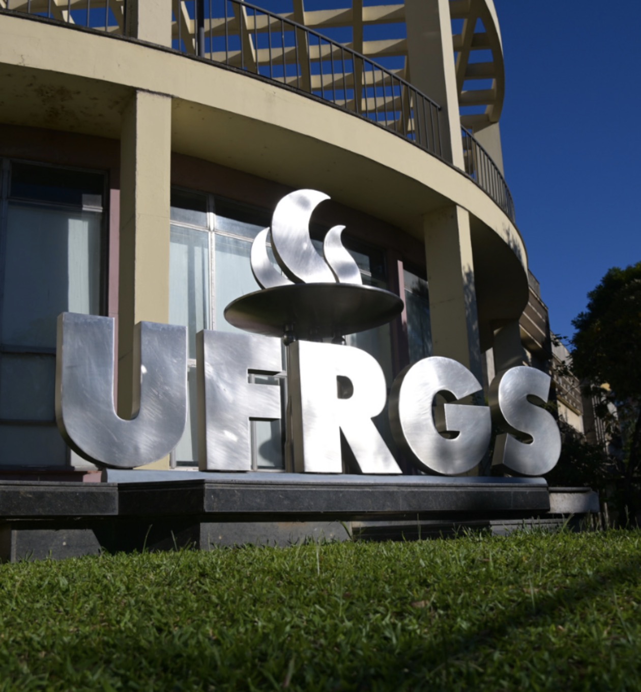 UFRGS é universidade pública ou comitê da esquerda?