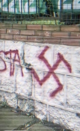 Campanha de Coronel Ustra é alvo de vandalismo com símbolos nazistas
