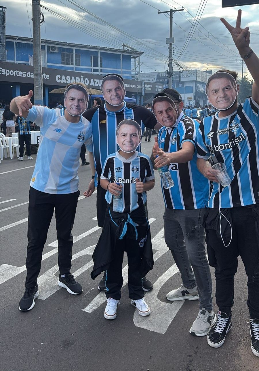 Máscaras de Bolsonaro saem do Parcão e aparecem na Arena antes do Gre-Nal
