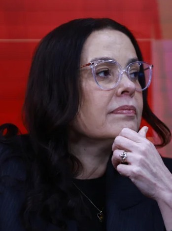 Juliana promete aliviar aposentados e ampliar gastos, mas deixa conta em aberto