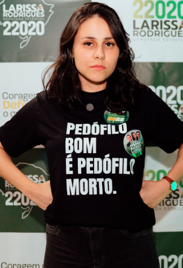 “Pedófilo bom é pedófilo morto”: Larissa Rodrigues lança camiseta e provoca repercussão