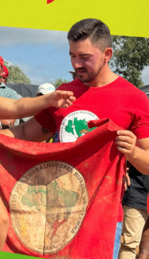 Adão Pretto exibe bandeira do MST e reforça legado familiar