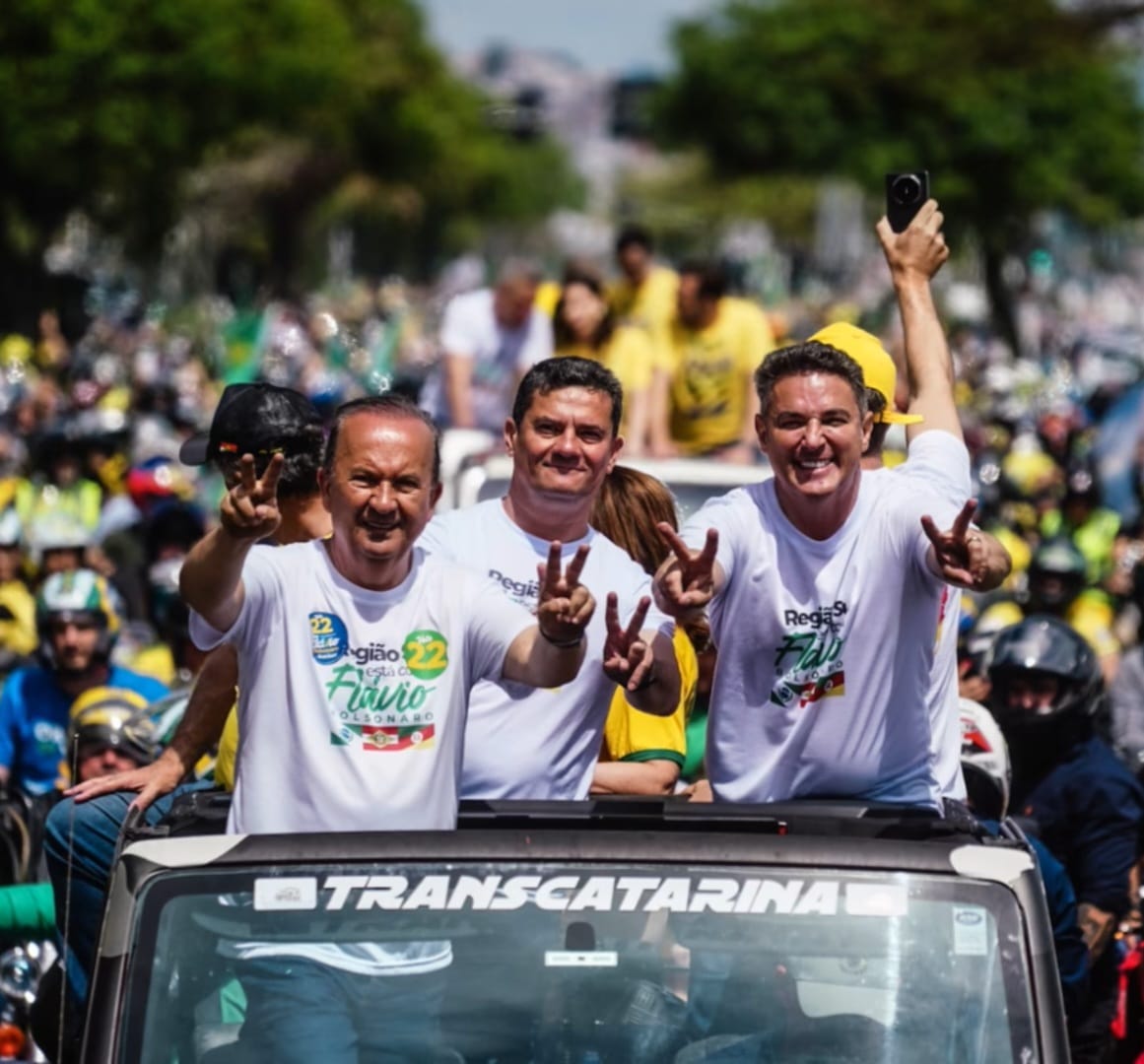 Zucco reforça frente do Sul por Flávio em motociata em Florianópolis