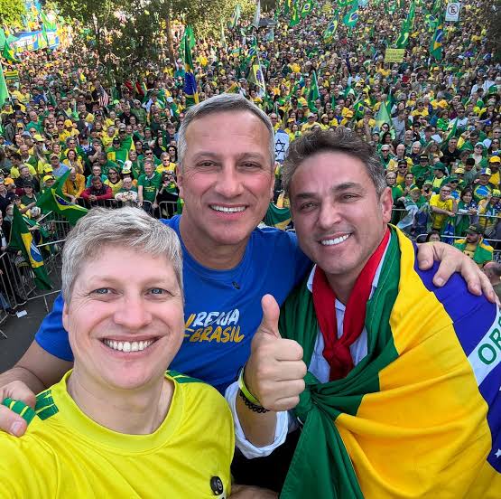 Bolsonaristas tomam as ruas de Porto Alegre com motociata e ato no Parcão na reta final da campanha