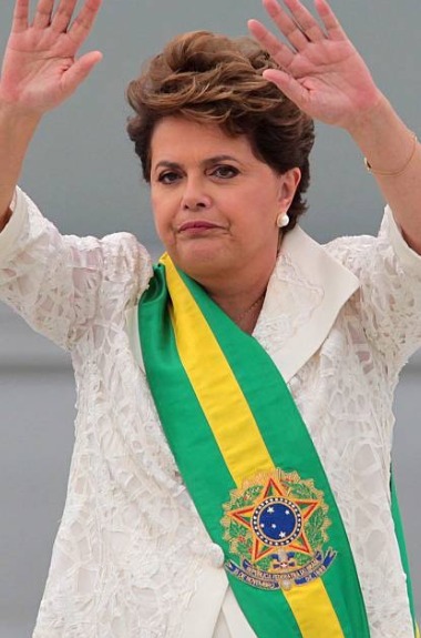 Dilma é vaiada na fila de votação e episódio gera debate sobre respeito